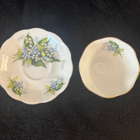 Royal Albert teacup and saucer - Picture 2 of 3